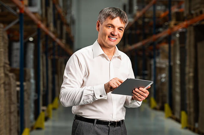 Pracownik z tabletem